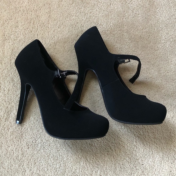 Black Heels - Picture 2 of 4